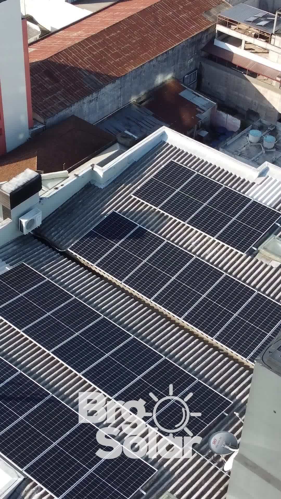 Sistema fotovoltaico em telhado comercial